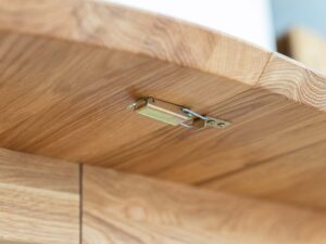 Miniaturka 3 - Spód blatu stołu dębowego rozkładanego z widocznym mechanizmem zatrzasku