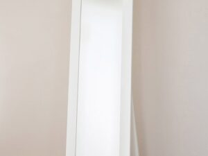 Miniaturka 1 - Lustro stojące białe z drewnianą ramą w aranżacji wnętrza