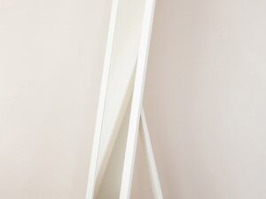 Miniaturka 3 - Lustro stojące białe z drewnianą ramą widok skośny w aranżacji