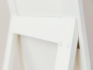 Miniaturka 4 - Detal konstrukcji podstawy lustra stojącego białego z zawiasem zbliżenie