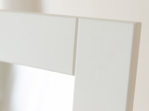 Miniaturka 5 - Detal połączenia ramy lustra stojącego białego góra zbliżenie