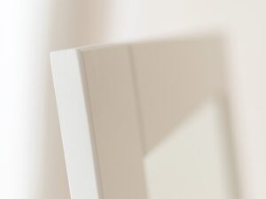 Miniaturka 8 - Detal krawędzi ramy lustra stojącego białego z cieniem zbliżenie