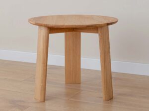 Miniaturka 2 - Stolik kawowy okrągły dębowy z trzema nogami w aranżacji wnętrza