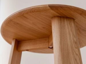 Miniaturka 9 - Detal konstrukcji spodu stolika kawowego dębowego z nogą i ramą