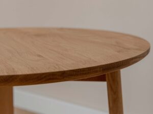 Miniaturka 3 - Detal usłojenia okrągłego blatu dębowego stolika kawowego z zaokrągloną krawędzią