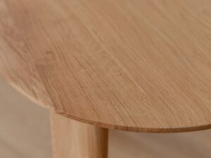 Miniaturka 4 - Detal usłojenia blatu dębowego stolika kawowego zbliżenie