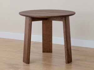 Miniaturka 2 - Stolik kawowy okrągły dębowy tabacco z trzema nogami w aranżacji wnętrza