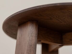 Miniaturka 3 - Detal usłojenia okrągłego blatu dębowego tabacco stolika kawowego z nogą