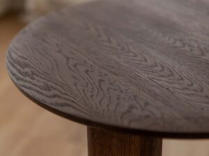 Miniaturka 4 - Detal usłojenia blatu dębowego tabacco stolika kawowego zbliżenie