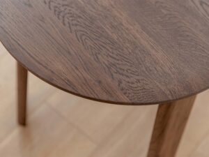 Miniaturka 6 - Detal usłojenia blatu dębowego tabacco stolika kawowego widok z góry