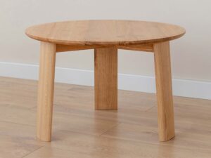 Miniaturka 1 - Stolik kawowy okrągły dębowy 61cm z trzema nogami w aranżacji wnętrza