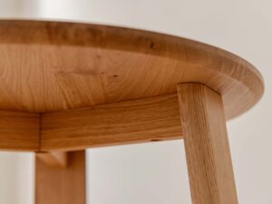 Miniaturka 6 - Detal spodu blatu stolika kawowego dębowego z widoczną konstrukcją ramy