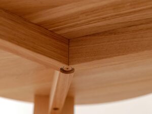 Miniaturka 7 - Detal konstrukcji spodu stolika kawowego dębowego z nogą i śrubami