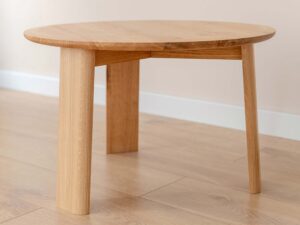 Miniaturka 2 - Stolik kawowy okrągły dębowy z trzema nogami na drewnianej podłodze