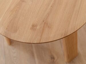 Miniaturka 3 - Detal usłojenia okrągłego blatu dębowego stolika kawowego z zaokrągloną krawędzią