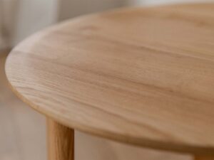 Miniaturka 4 - Detal połączenia nogi dębowej z blatem stolika kawowego okrągłego zbliżenie