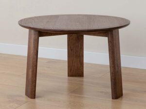 Miniaturka 1 - Stolik kawowy okrągły dębowy tabacco 61cm z trzema nogami w aranżacji