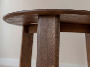 Miniaturka 2 - Detal usłojenia okrągłego blatu dębowego tabacco stolika kawowego zbliżenie