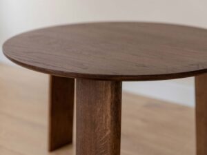 Miniaturka 3 - Detal usłojenia blatu dębowego tabacco stolika z zaokrągloną krawędzią