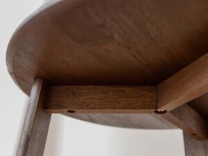 Miniaturka 4 - Detal połączenia nogi dębowej tabacco z blatem stolika kawowego zbliżenie