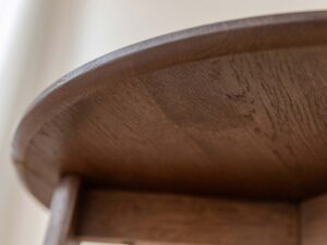 Miniaturka 5 - Detal nogi dębowej tabacco stolika kawowego z widocznym usłojeniem zbliżenie