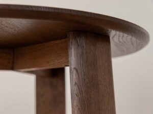 Miniaturka 6 - Detal spodu blatu stolika kawowego dębowego tabacco z konstrukcją ramy