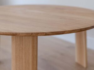 Miniaturka 4 - Stolik kawowy okrągły dębowy 71cm z trzema nogami na drewnianej podłodze