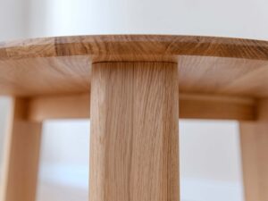 Miniaturka 5 - Detal połączenia nogi z blatem stolika kawowego dębowego 71cm zbliżenie