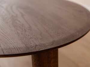 Miniaturka 3 - Stolik kawowy okrągły dębowy tabacco 71cm na drewnianej podłodze