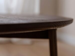 Miniaturka 6 - Detal nogi dębowej tabacco stolika kawowego 71cm z widocznym usłojeniem zbliżenie