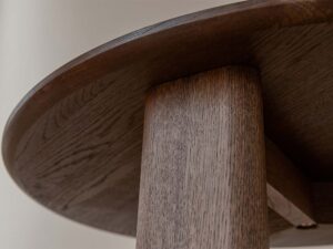 Miniaturka 7 - Detal spodu blatu stolika kawowego dębowego tabacco 71cm z konstrukcją ramy