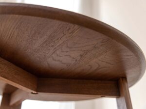 Miniaturka 8 - Detal konstrukcji spodu stolika kawowego dębowego tabacco 71cm z nogą i ramą