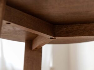 Miniaturka 8 - Detal konstrukcji spodu stolika kawowego dębowego tabacco większego rozmiaru