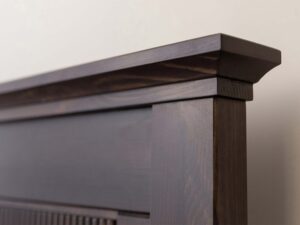 Miniaturka 7 - Górny narożnik zagłówka łóżka drewnianego ciemnobrązowego detal zbliżenie