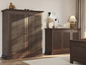 Miniaturka 10 - Kolekcja mebli drewnianych ciemnobrązowych w aranżacji sypialni z szafką i komodą