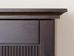 Miniaturka 2 - Detal ryflowanego panelu drzwi szafy czterodrzwiowej drewnianej ciemnobrązowej zbliżenie