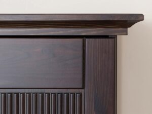 Miniaturka 2 - Detal ryflowanego panelu drzwi szafy drewnianej ciemnobrązowej zbliżenie