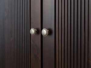 Miniaturka 4 - Detal narożnika szafy czterodrzwiowej drewnianej ciemnobrązowej z usłojeniem