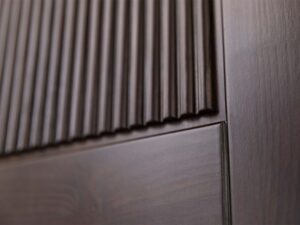 Miniaturka 6 - Detal cokołu szafy trójdrzwiowej drewnianej ciemnobrązowej z ryflowanym frontem