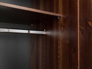 Miniaturka 8 - Detal bocznej ściany szafy drewnianej ciemnobrązowej z usłojeniem