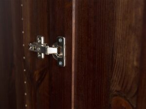 Miniaturka 8 - Detal wnętrza szafy czterodrzwiowej drewnianej ciemnobrązowej z półkami i drążkiem