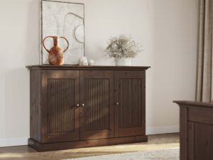 Miniaturka 8 - Komoda trójdrzwiowa drewniana ciemnobrązowa z ryflowanymi frontami w aranżacji wnętrza