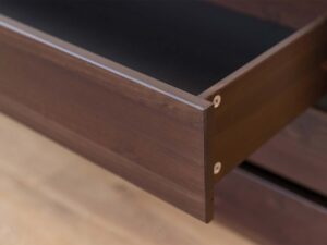 Miniaturka 2 - Otwarta szuflada wkładu szufladowego drewnianego ciemnobrązowego z konstrukcją detal
