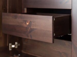 Miniaturka 5 - Detal otwartej szuflady drewnianej ciemnobrązowej z konstrukcją i prowadnicą