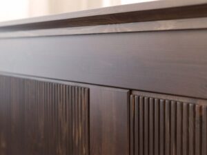 Miniaturka 3 - Detal górnej listwy i ryflowanych paneli łóżka drewnianego ciemnobrązowego