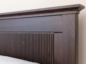 Miniaturka 5 - Zagłówek łóżka drewnianego ciemnobrązowego z ryflowanym panelem detal