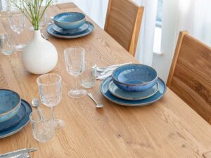 Miniaturka 6 - Blat stołu drewnianego dębowego jasnego z zastawą i wazonem detal zbliżenie