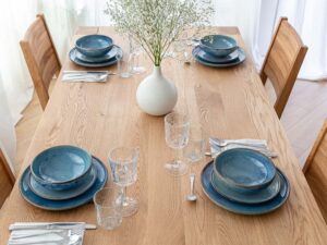 Miniaturka 1 - Blat stołu drewnianego dębowego jasnego z zastawą i wazonem widok z góry