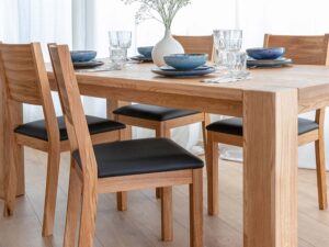 Miniaturka 3 - Stół drewniany dębowy jasny z krzesłami i nogą w aranżacji jadalni zbliżenie