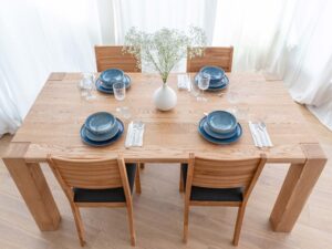 Miniaturka 4 - Stół drewniany dębowy jasny z krzesłami w aranżacji jadalni widok z góry